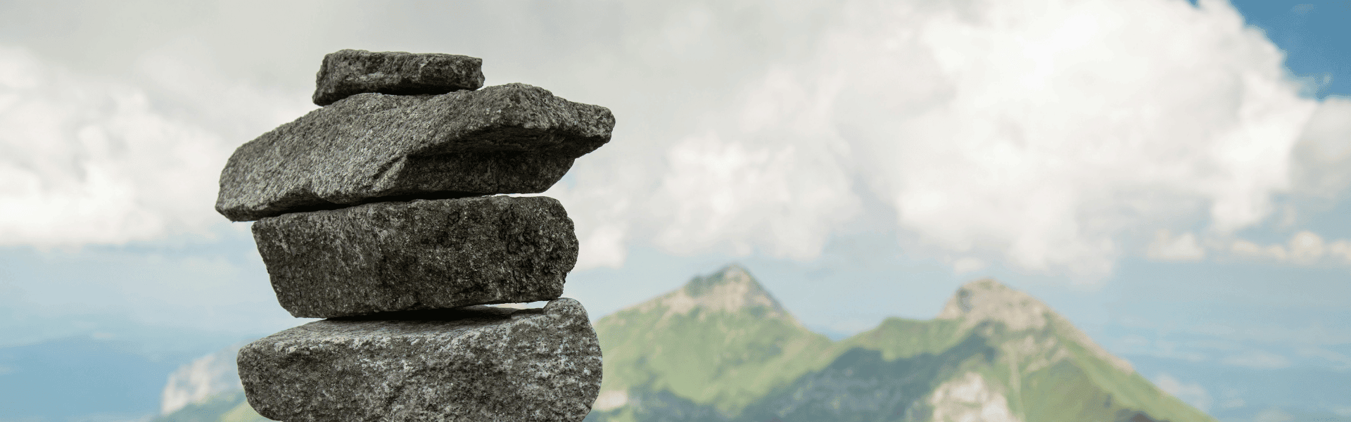 Des petites pierres empilées au sommet d'une montagne