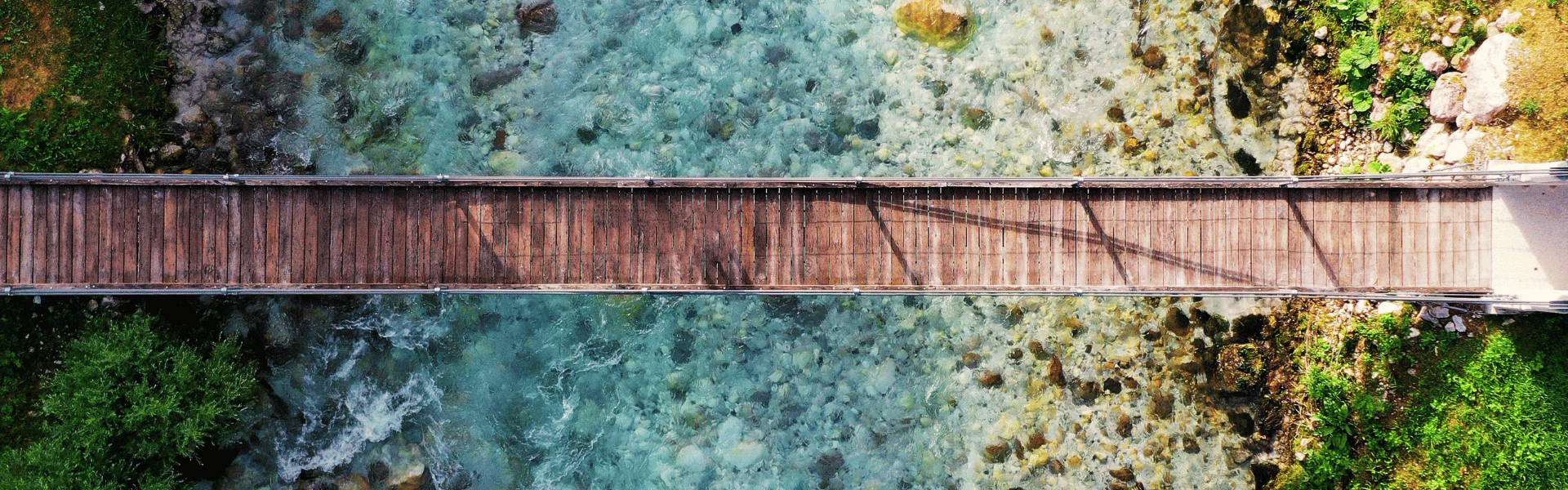 Une vue aérienne d'un pont en bois au-dessus d'une rivière