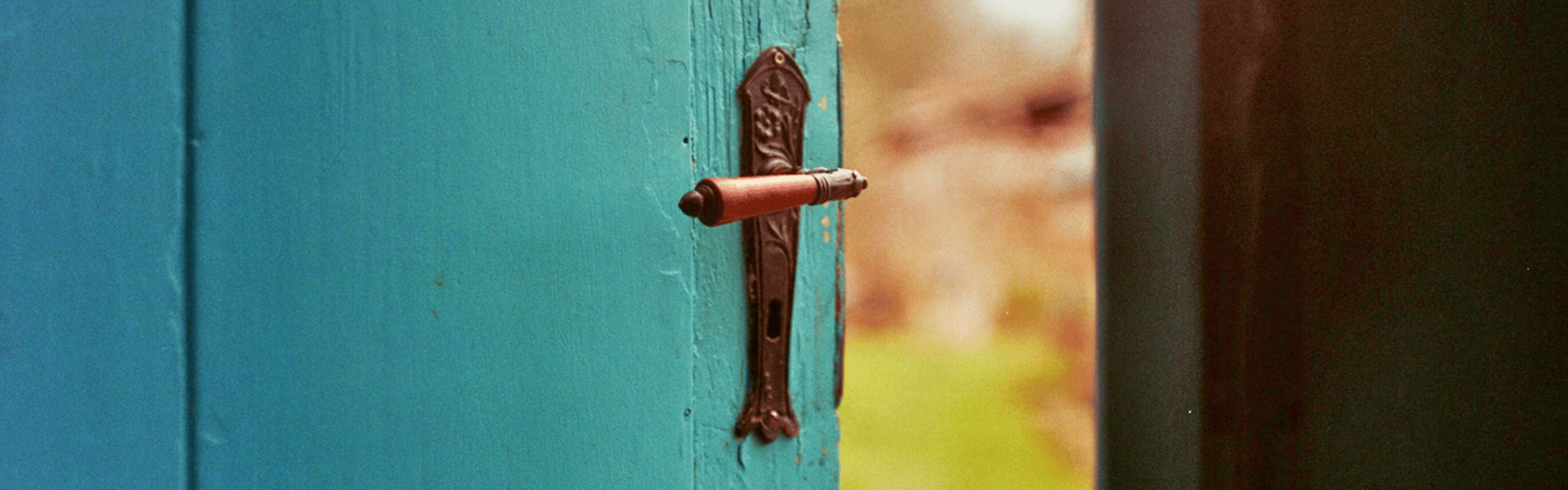 Une porte ouverte donnant sur un jardin