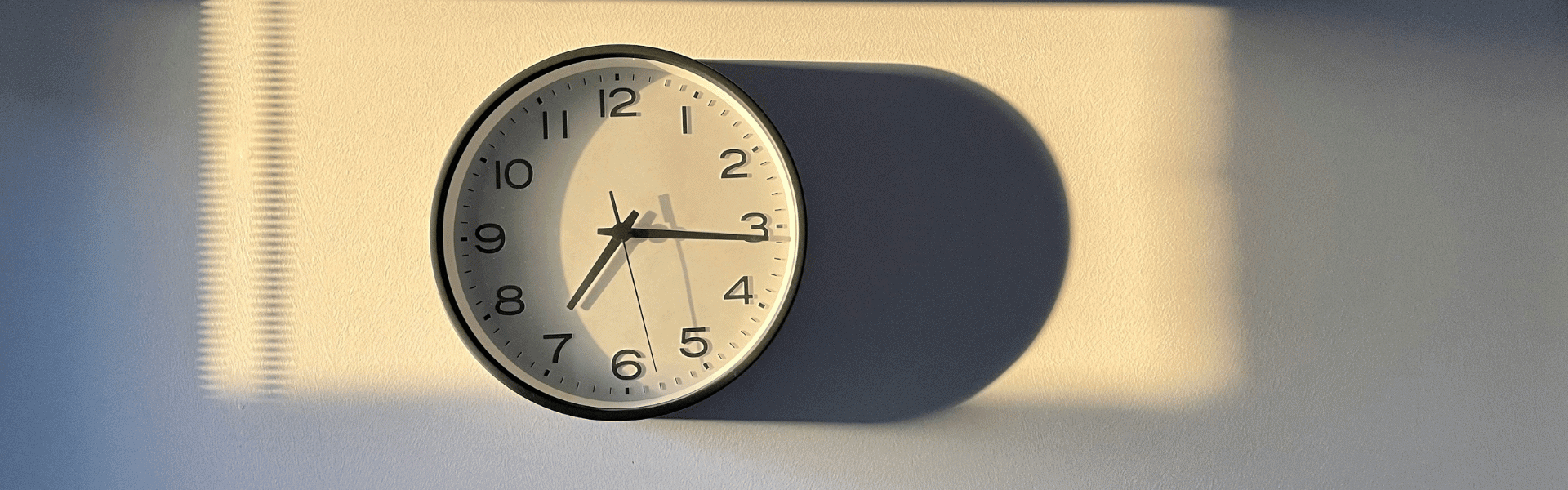 Une horloge sur un mur