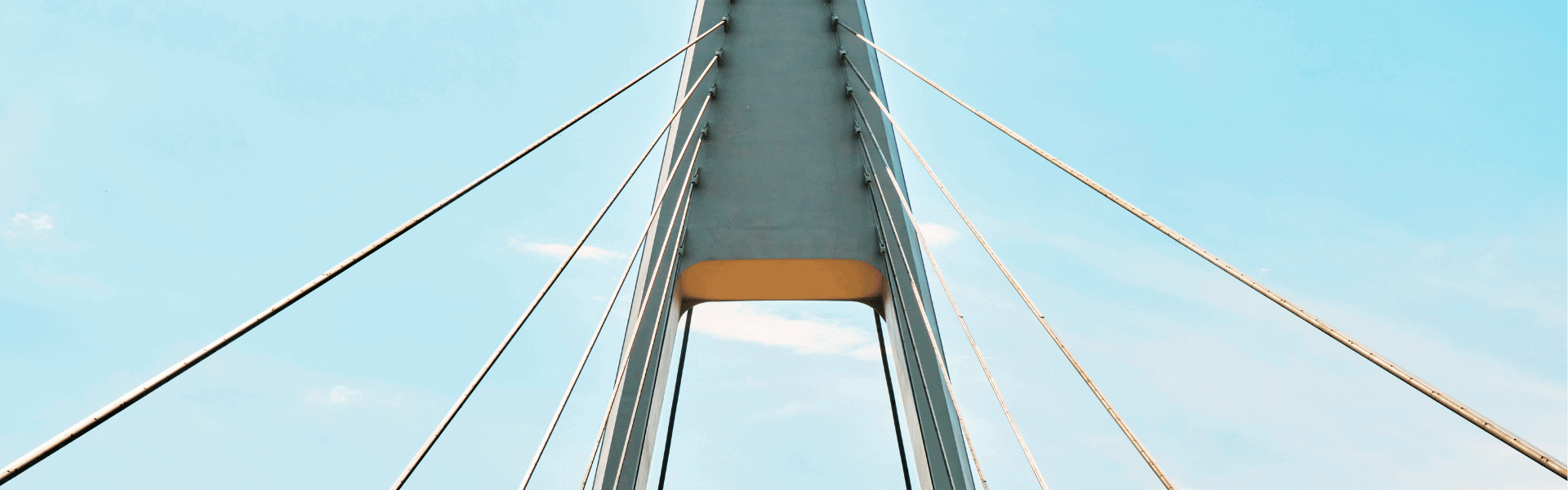 Un zoom sur un pilier de pont avec des haubans