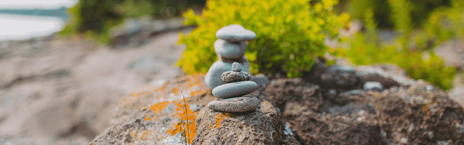 Des pierres empilées sur un rocher